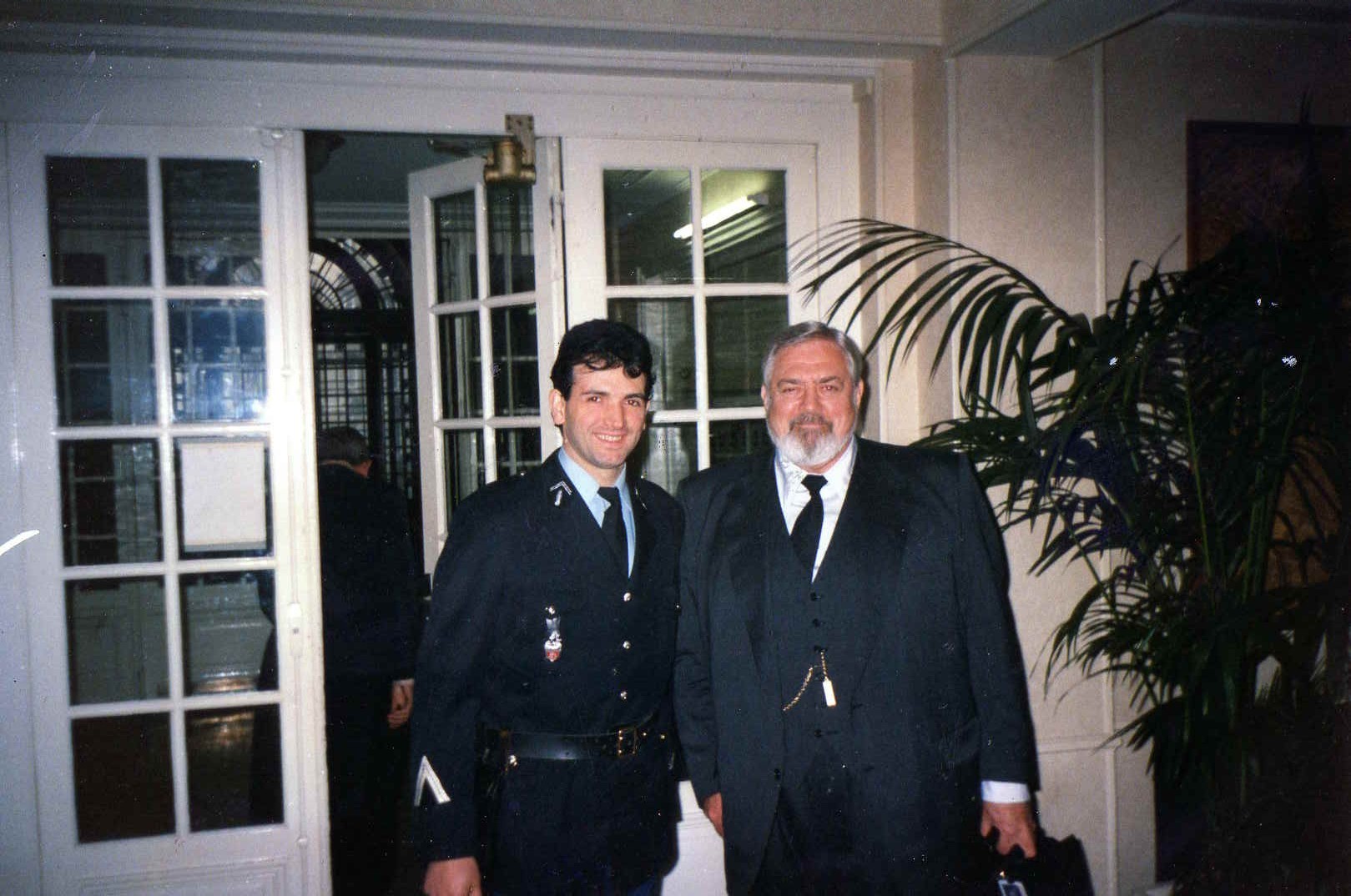 Tournage perry messon avec raymond burr